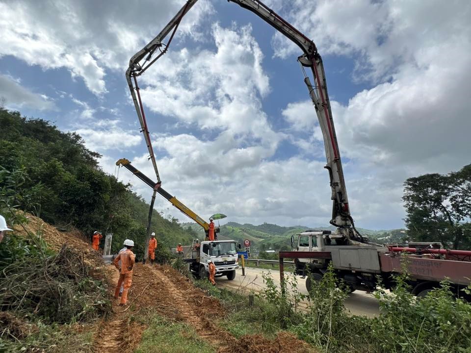 Khánh Hòa khôi phục lưới điện, ổn định đời sống người dân sau mưa lũ - ảnh 5