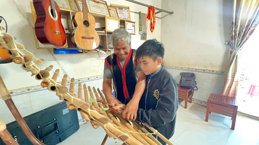 Lớp học nhạc yêu thương của người thầy Jrai - ảnh 2