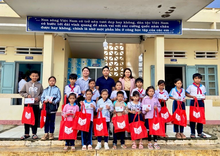 Gia Lai: 500 suất quà hỗ trợ học sinh vùng bão lũ - ảnh 1