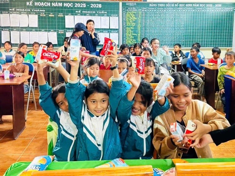 Gia Lai: Công an xã Hra trao tặng áo ấm cho trẻ em nghèo - ảnh 2