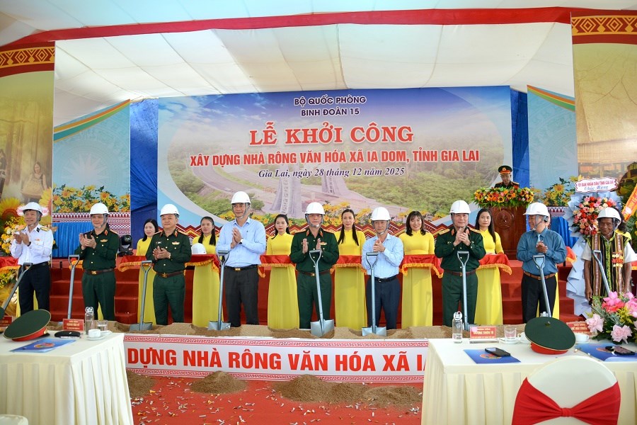  Thắm tình quân - dân từ công trình Nhà rông văn hoá xã Ia Dom - ảnh 1