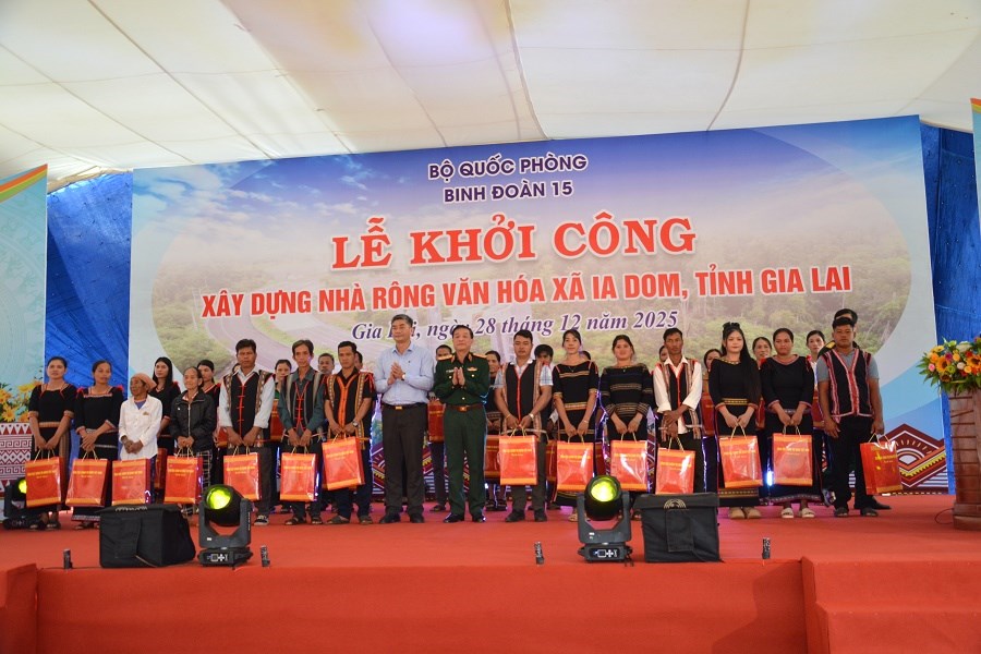  Thắm tình quân - dân từ công trình Nhà rông văn hoá xã Ia Dom - ảnh 3