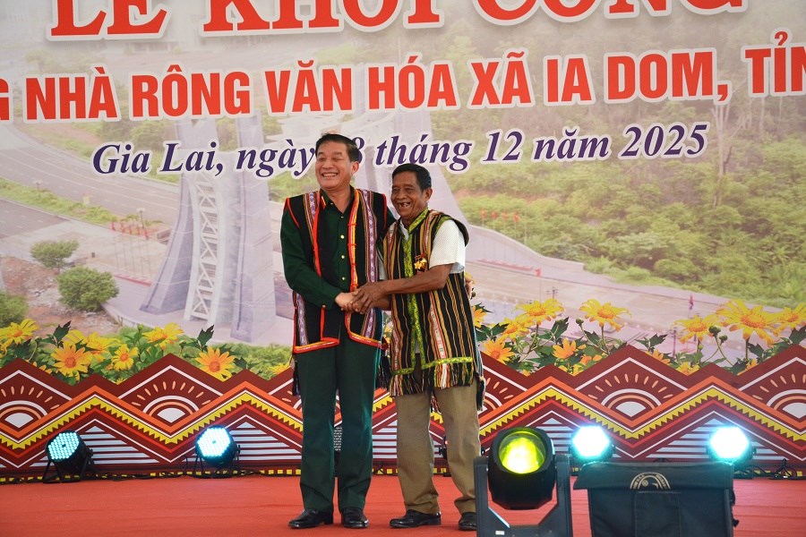  Thắm tình quân - dân từ công trình Nhà rông văn hoá xã Ia Dom - ảnh 4