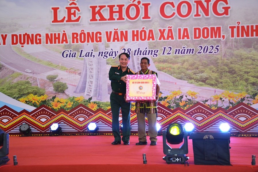  Thắm tình quân - dân từ công trình Nhà rông văn hoá xã Ia Dom - ảnh 5