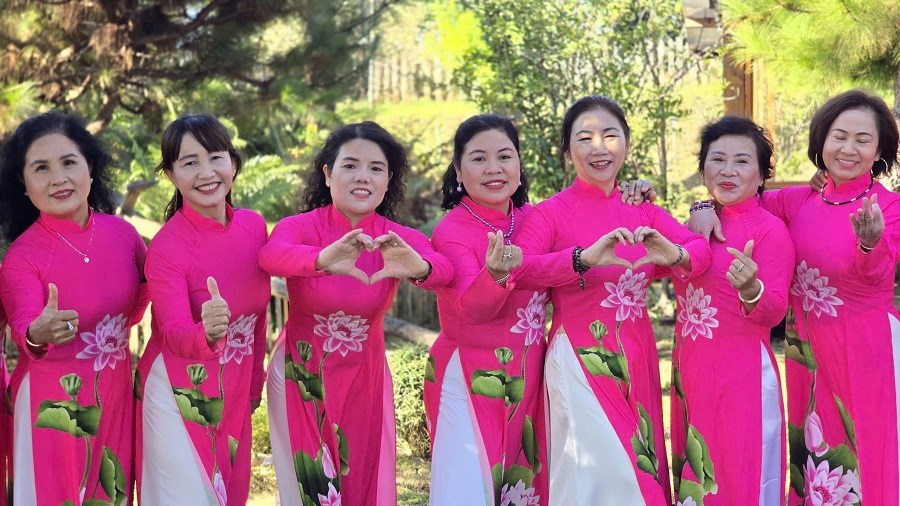 Người dân phố núi Pleiku rộn ràng xuống phố, lưu giữ khoảnh khắc ngày đầu năm - ảnh 1