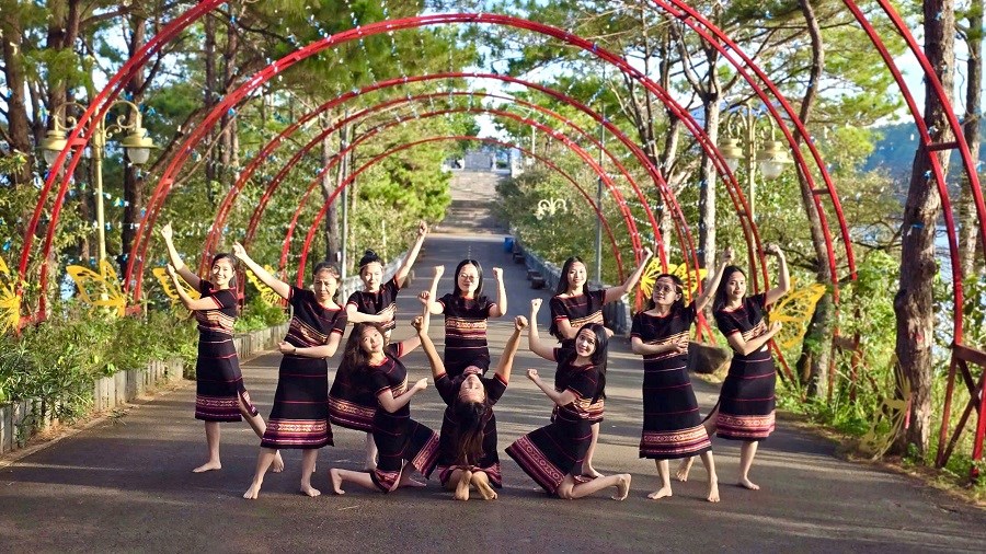 Người dân phố núi Pleiku rộn ràng xuống phố, lưu giữ khoảnh khắc ngày đầu năm - ảnh 2