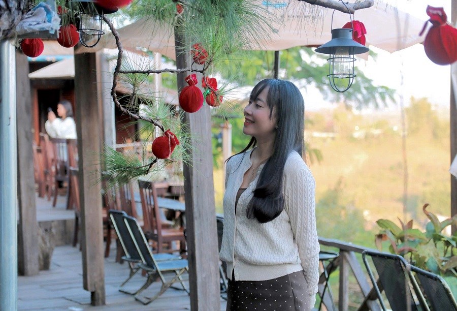 Người dân phố núi Pleiku rộn ràng xuống phố, lưu giữ khoảnh khắc ngày đầu năm - ảnh 4