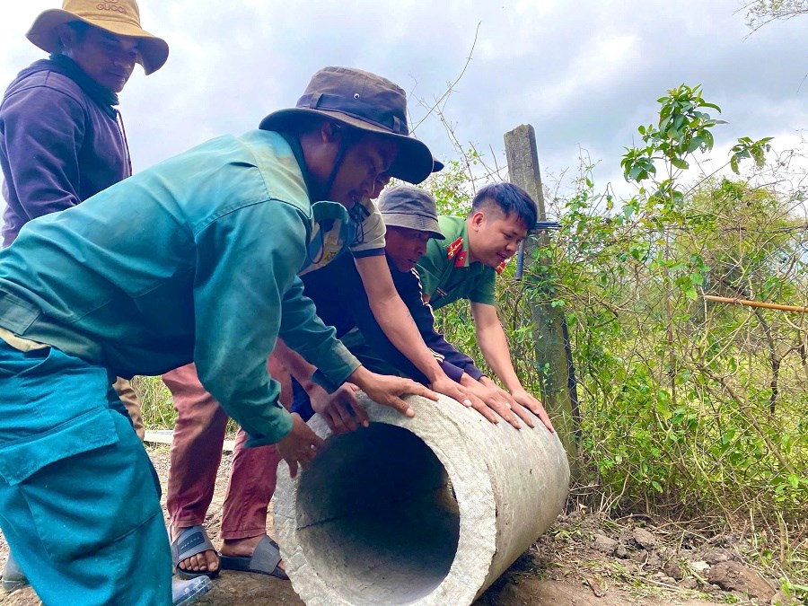 “Tuyến đường cho em” nối nhịp yêu thương ở xã Hra - ảnh 1