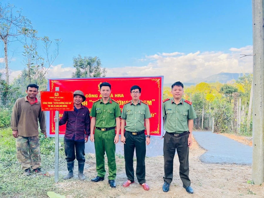 “Tuyến đường cho em” nối nhịp yêu thương ở xã Hra - ảnh 3