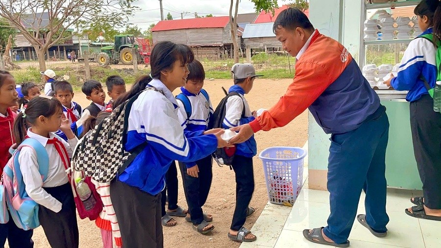 Thầy giáo vùng khó và hành trình nâng đỡ những ước mơ  - ảnh 1