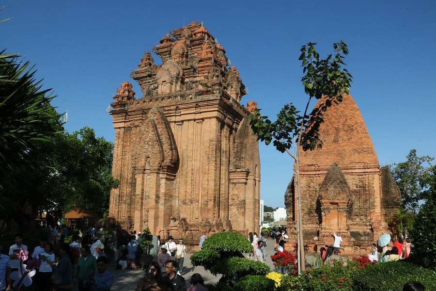 Đầu năm vãn cảnh Tháp Bà Ponagar - Di tích Quốc gia Đặc biệt  - ảnh 1