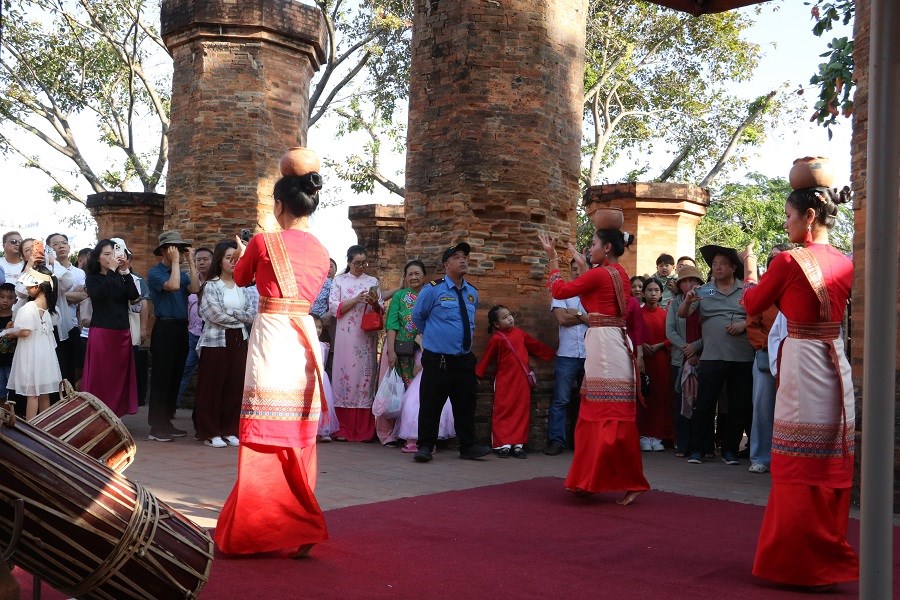 Đầu năm vãn cảnh Tháp Bà Ponagar - Di tích Quốc gia Đặc biệt  - ảnh 10
