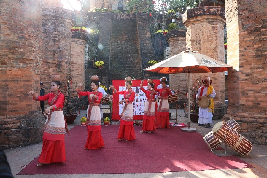 Đầu năm vãn cảnh Tháp Bà Ponagar - Di tích Quốc gia Đặc biệt  - ảnh 9