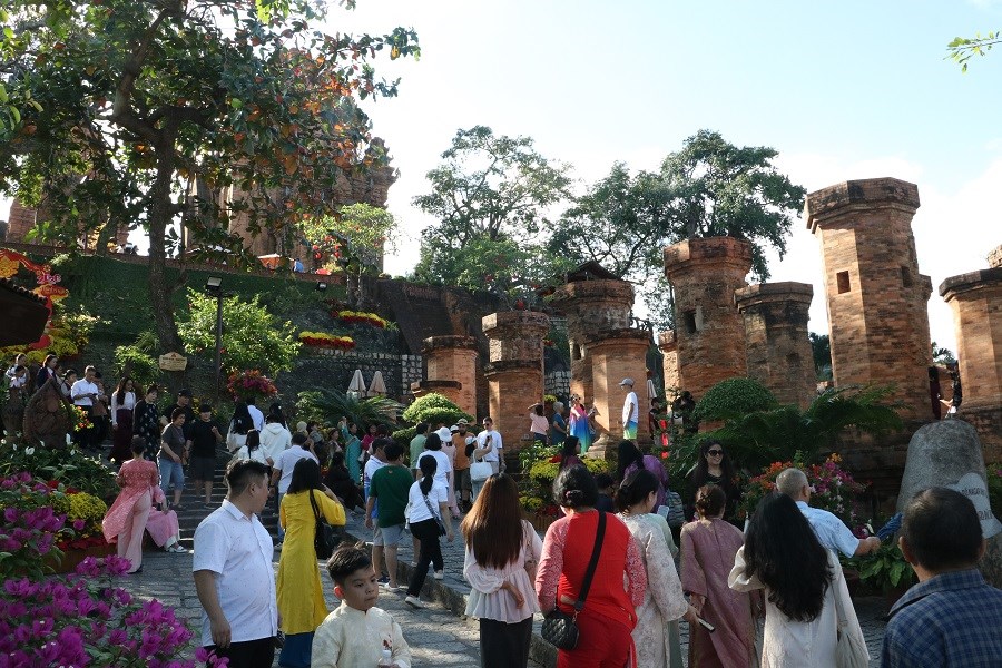 Đầu năm vãn cảnh Tháp Bà Ponagar - Di tích Quốc gia Đặc biệt  - ảnh 2