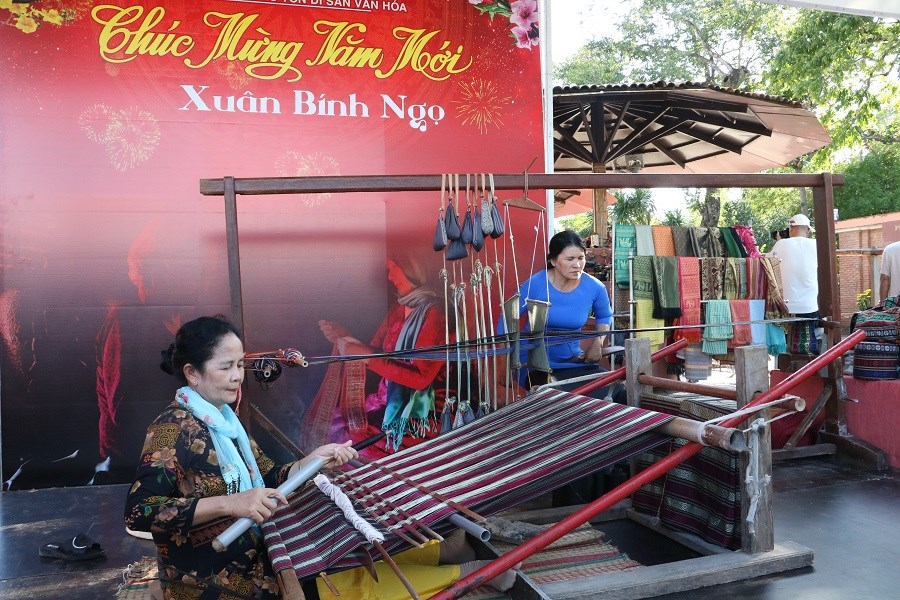 Đầu năm vãn cảnh Tháp Bà Ponagar - Di tích Quốc gia Đặc biệt  - ảnh 3