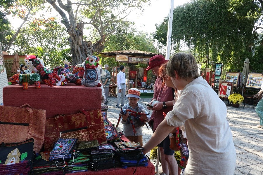 Đầu năm vãn cảnh Tháp Bà Ponagar - Di tích Quốc gia Đặc biệt  - ảnh 6