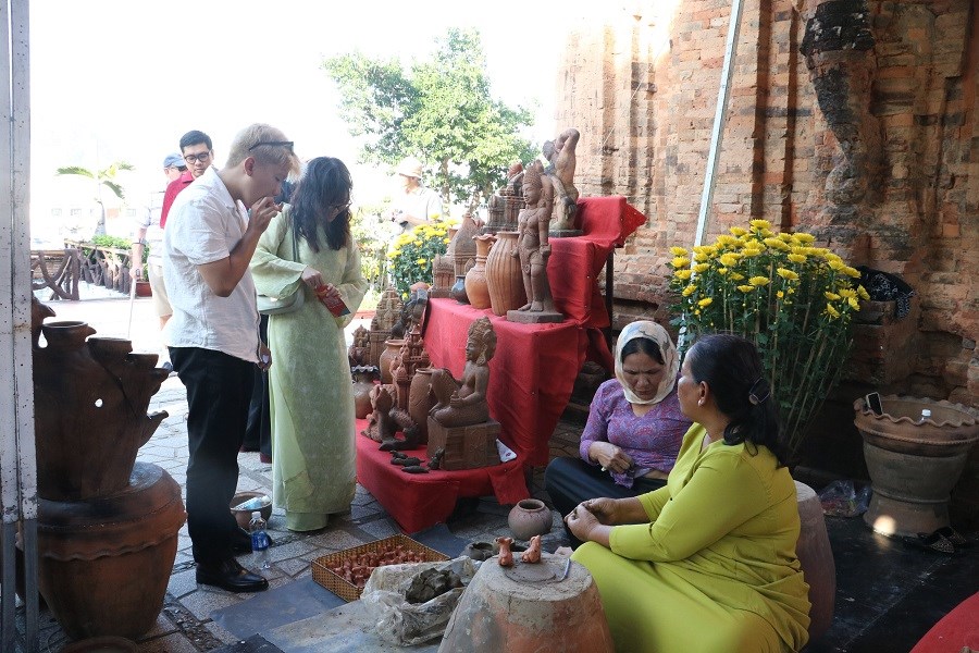 Đầu năm vãn cảnh Tháp Bà Ponagar - Di tích Quốc gia Đặc biệt  - ảnh 5