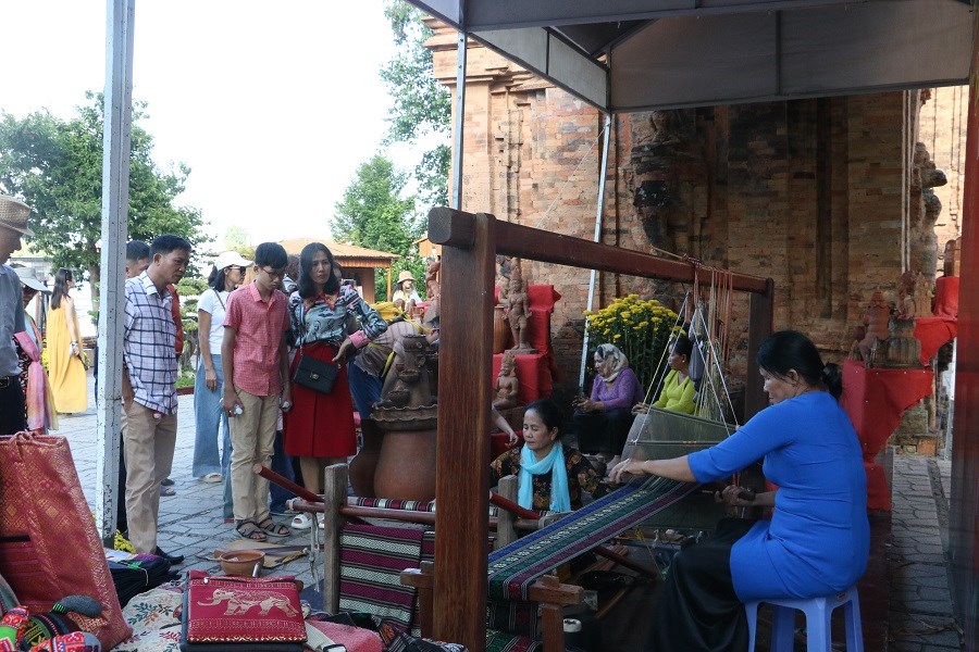 Đầu năm vãn cảnh Tháp Bà Ponagar - Di tích Quốc gia Đặc biệt  - ảnh 4