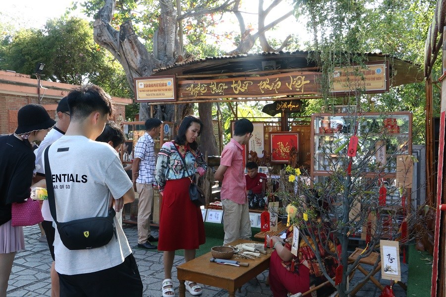 Đầu năm vãn cảnh Tháp Bà Ponagar - Di tích Quốc gia Đặc biệt  - ảnh 7