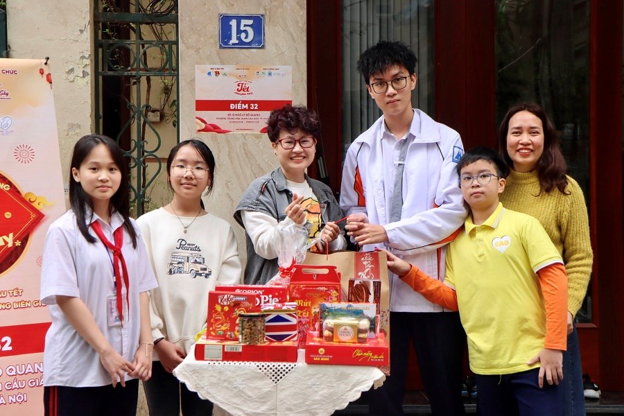 “Tết chuyền tay” mang Xuân đến trẻ em vùng biên - ảnh 1