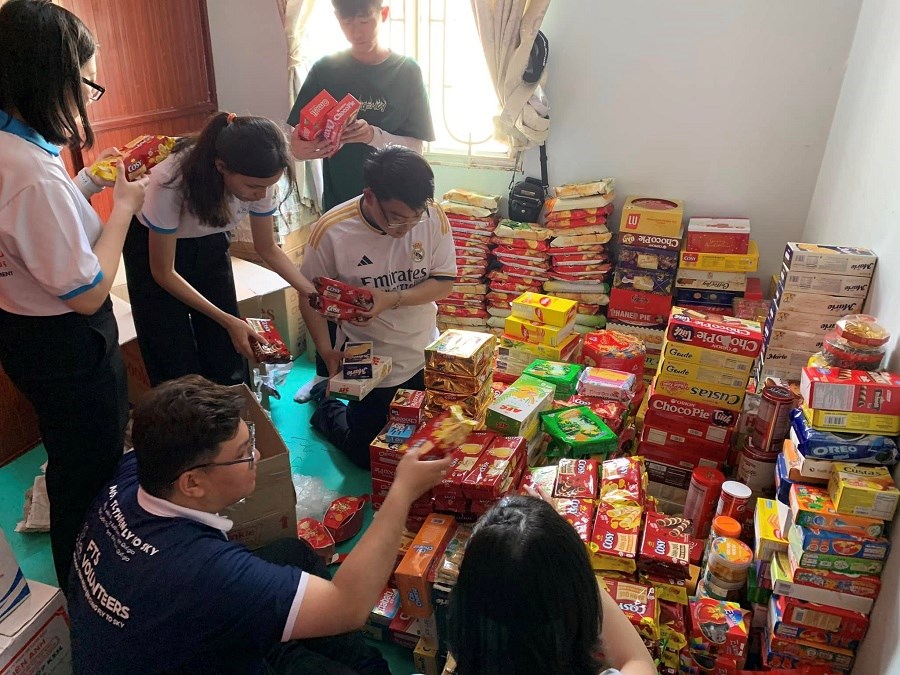 “Tết chuyền tay” mang Xuân đến trẻ em vùng biên - ảnh 2