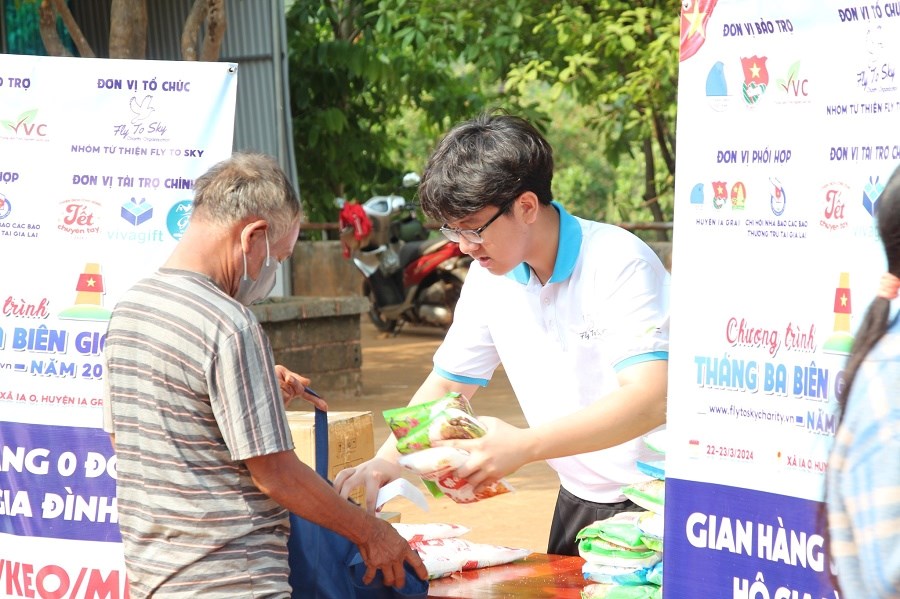 “Tết chuyền tay” mang Xuân đến trẻ em vùng biên - ảnh 5