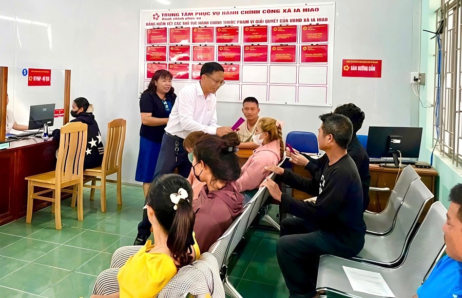 Gia Lai: Người dân được lì xì khi đi làm thủ tục hành chính những ngày đầu Xuân - ảnh 1