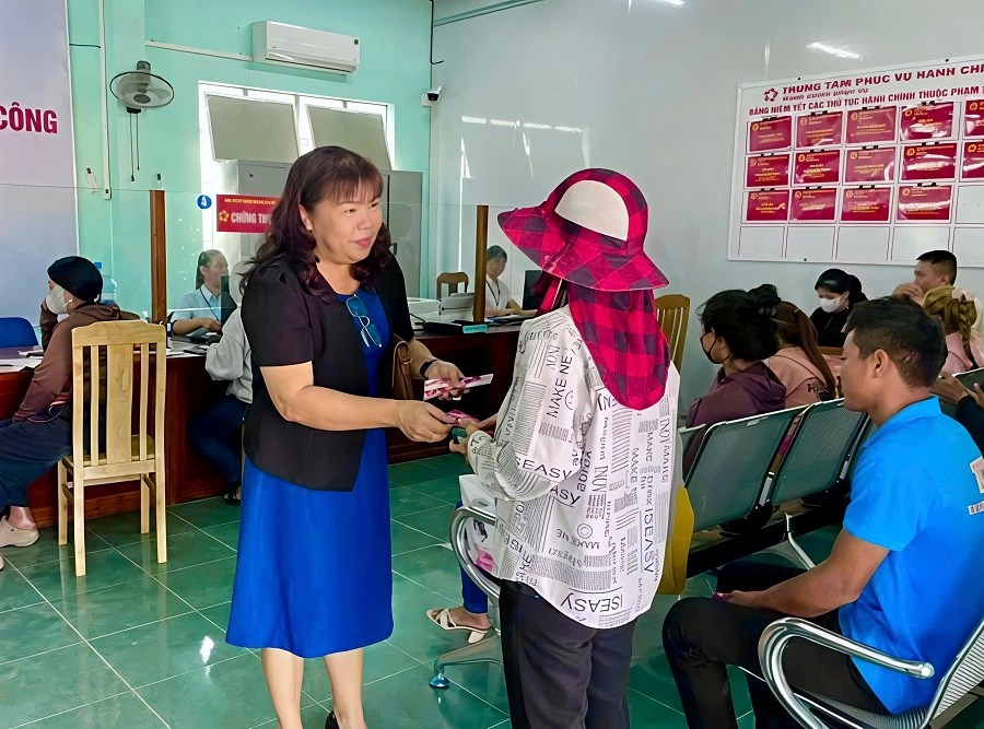 Gia Lai: Người dân được lì xì khi đi làm thủ tục hành chính những ngày đầu Xuân - ảnh 2