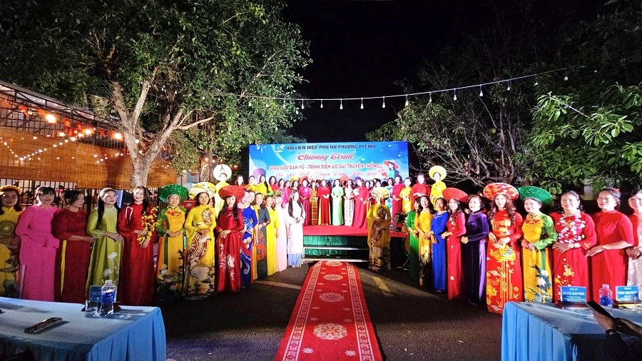 Rộn ràng đêm hội dân vũ, trình diễn áo dài tại phố núi Pleiku - ảnh 1