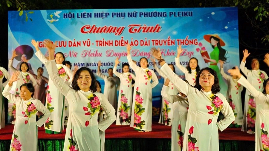 Rộn ràng đêm hội dân vũ, trình diễn áo dài tại phố núi Pleiku - ảnh 2