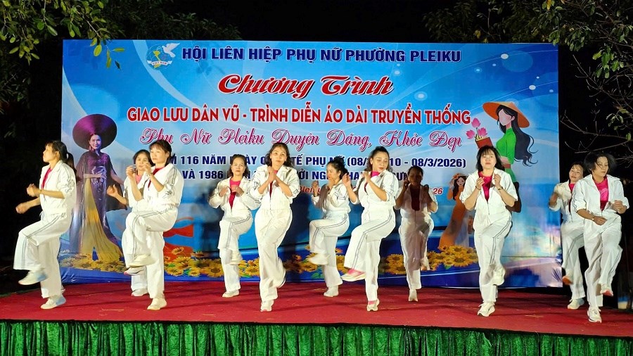 Rộn ràng đêm hội dân vũ, trình diễn áo dài tại phố núi Pleiku - ảnh 3