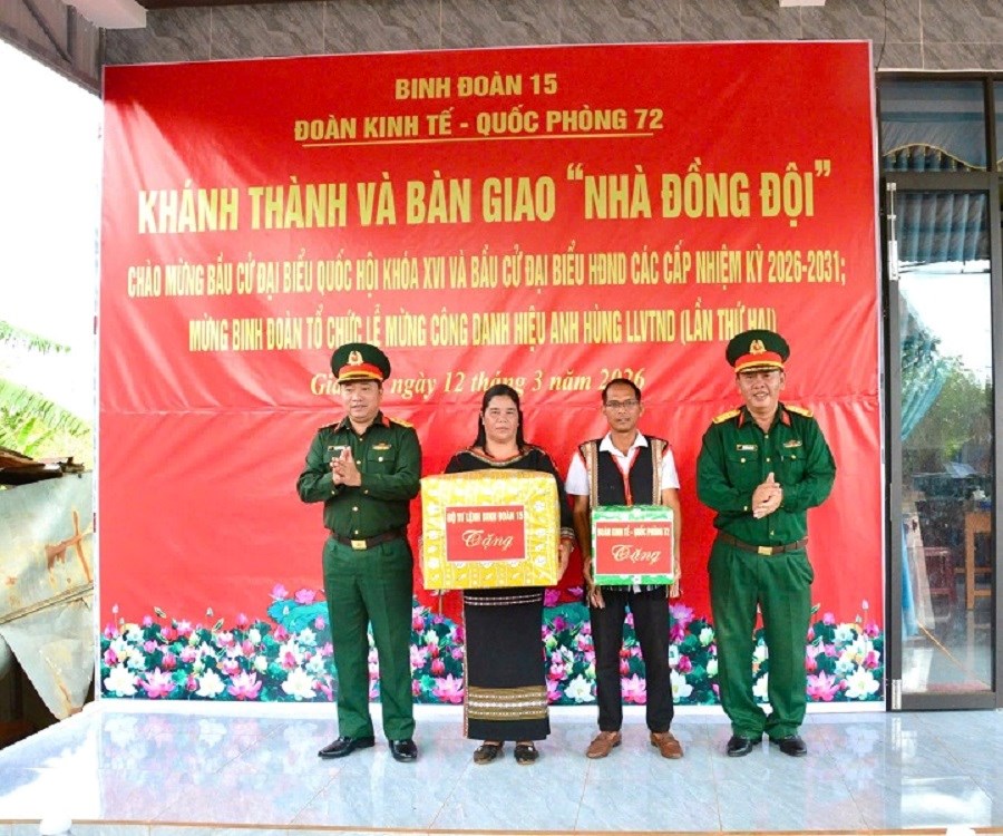 Binh đoàn 15 trao “Nhà đồng đội” tiếp sức cho công nhân vượt khó - ảnh 1