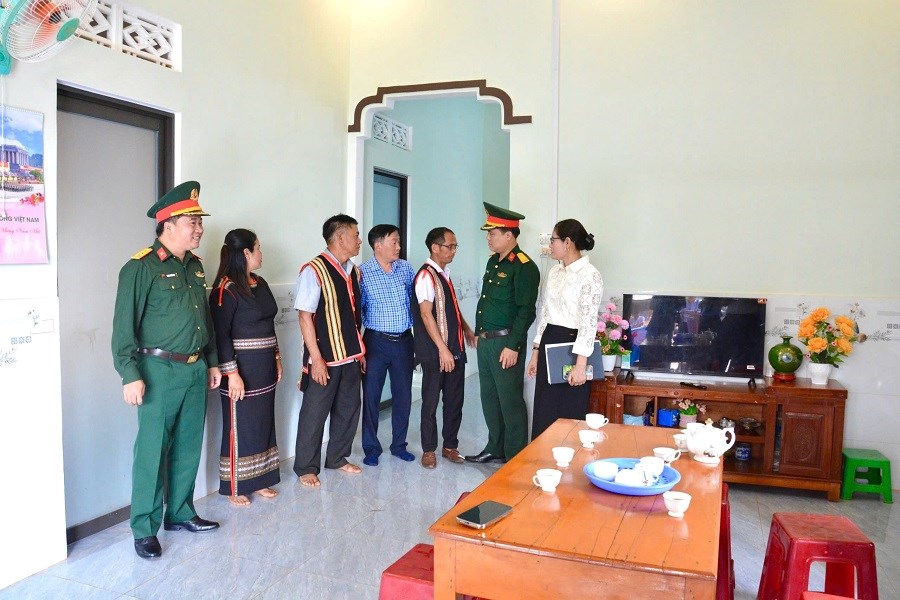 Binh đoàn 15 trao “Nhà đồng đội” tiếp sức cho công nhân vượt khó - ảnh 2