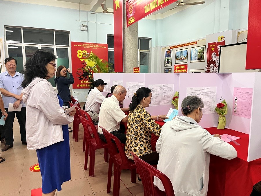 Khánh Hòa: Cử tri hồ hởi tham gia Ngày hội non sông - ảnh 7