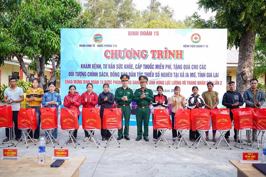 Binh đoàn 15 chăm sóc sức khỏe đồng bào xã biên giới Ia Mơ - ảnh 2