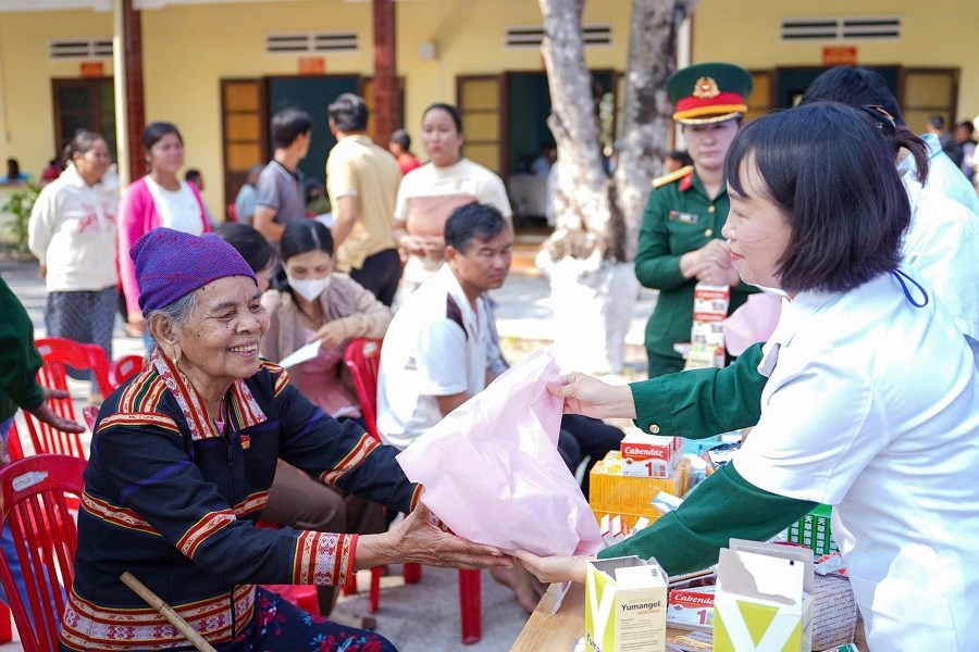 Binh đoàn 15 chăm sóc sức khỏe đồng bào xã biên giới Ia Mơ - ảnh 3