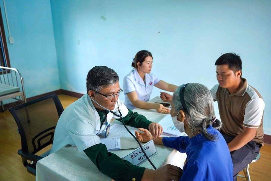 Binh đoàn 15 chăm sóc sức khỏe đồng bào xã biên giới Ia Mơ - ảnh 1