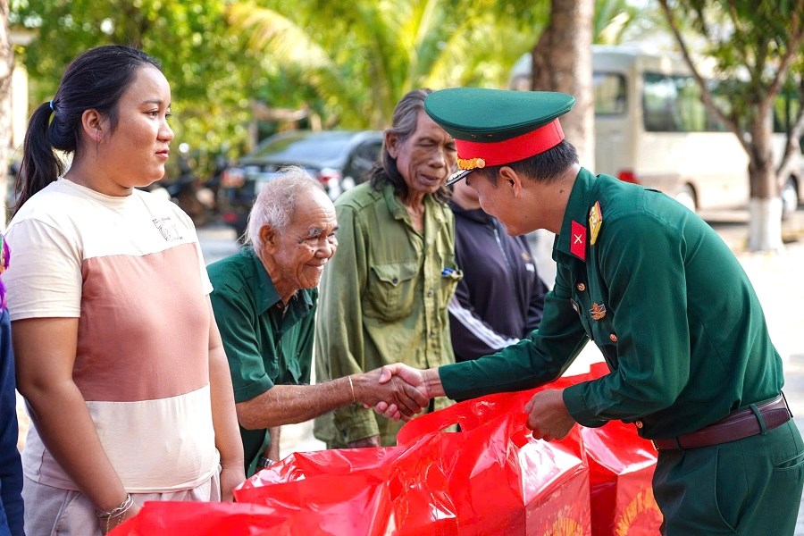 Binh đoàn 15 chăm sóc sức khỏe đồng bào xã biên giới Ia Mơ - ảnh 4