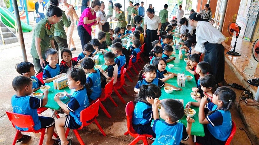 Hội Phụ nữ Công an nhân dân mang yêu thương đến với xã vùng biên Ia O - ảnh 3