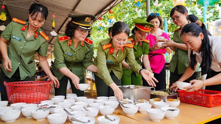 Hội Phụ nữ Công an nhân dân mang yêu thương đến với xã vùng biên Ia O - ảnh 2