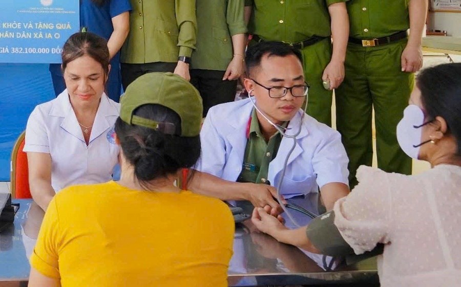 Hội Phụ nữ Công an nhân dân mang yêu thương đến với xã vùng biên Ia O - ảnh 5