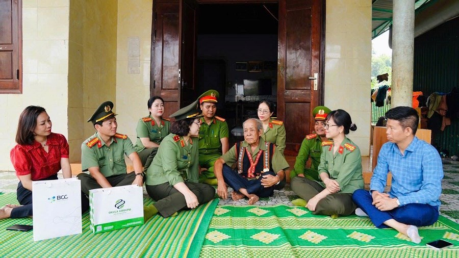 Hội Phụ nữ Công an nhân dân mang yêu thương đến với xã vùng biên Ia O - ảnh 1