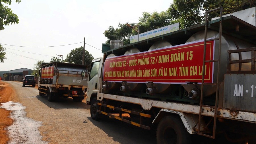 Những xe nước nghĩa tình nơi phên dậu Tổ quốc - ảnh 2