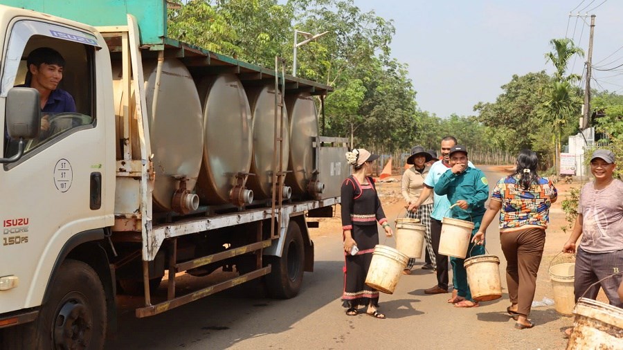 Những xe nước nghĩa tình nơi phên dậu Tổ quốc - ảnh 4