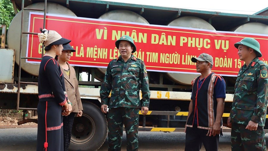 Những xe nước nghĩa tình nơi phên dậu Tổ quốc - ảnh 3