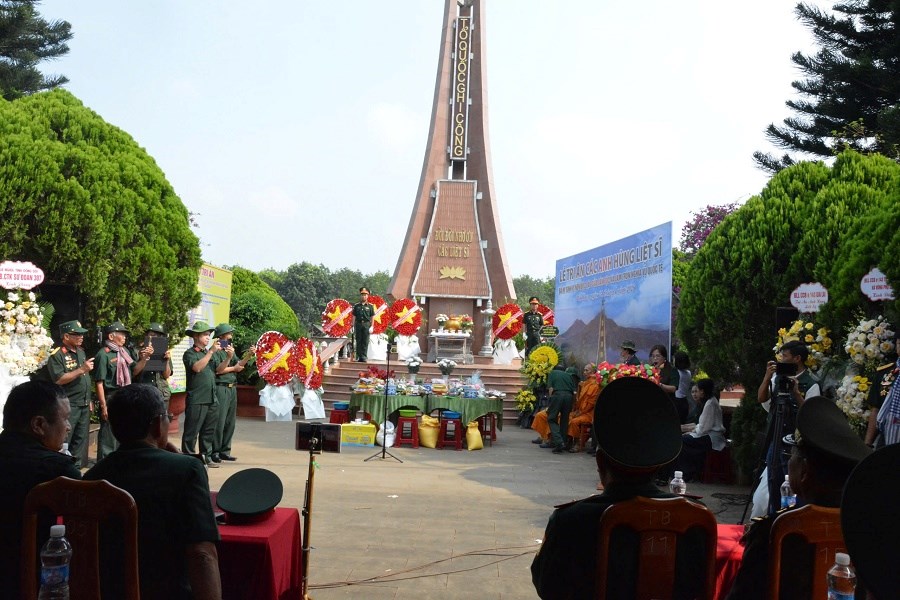 Gia Lai: Tri ân các Anh hùng Liệt sĩ tại Nghĩa trang liệt sĩ Đak Đoa - ảnh 1