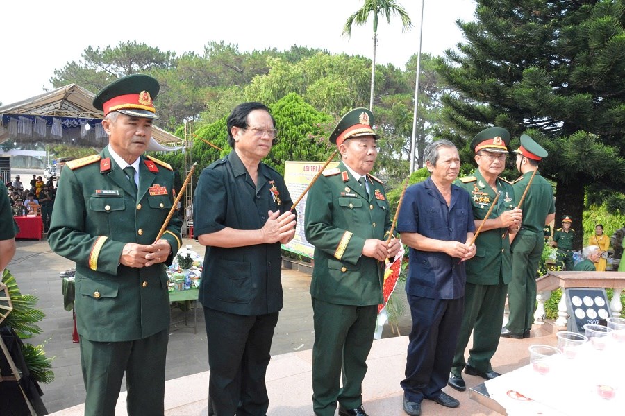 Gia Lai: Tri ân các Anh hùng Liệt sĩ tại Nghĩa trang liệt sĩ Đak Đoa - ảnh 2