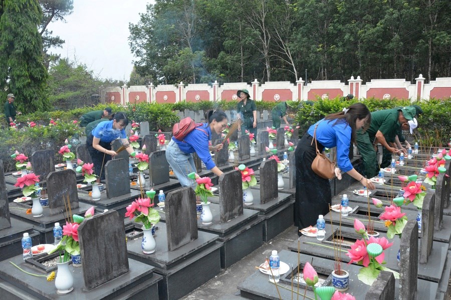 Gia Lai: Tri ân các Anh hùng Liệt sĩ tại Nghĩa trang liệt sĩ Đak Đoa - ảnh 6