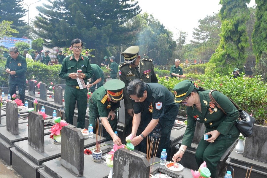 Gia Lai: Tri ân các Anh hùng Liệt sĩ tại Nghĩa trang liệt sĩ Đak Đoa - ảnh 4
