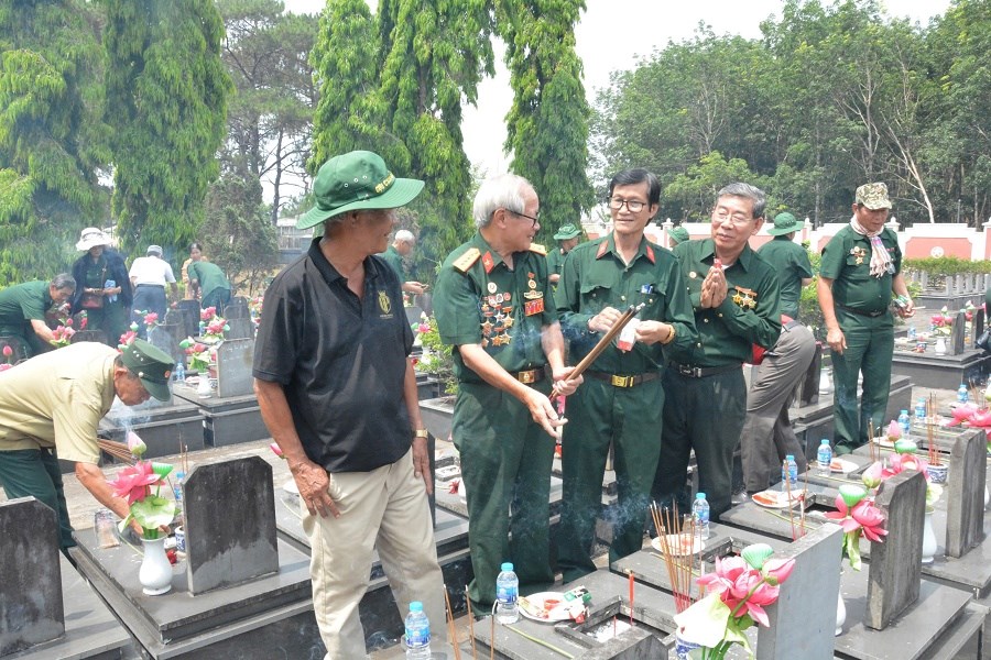 Gia Lai: Tri ân các Anh hùng Liệt sĩ tại Nghĩa trang liệt sĩ Đak Đoa - ảnh 5